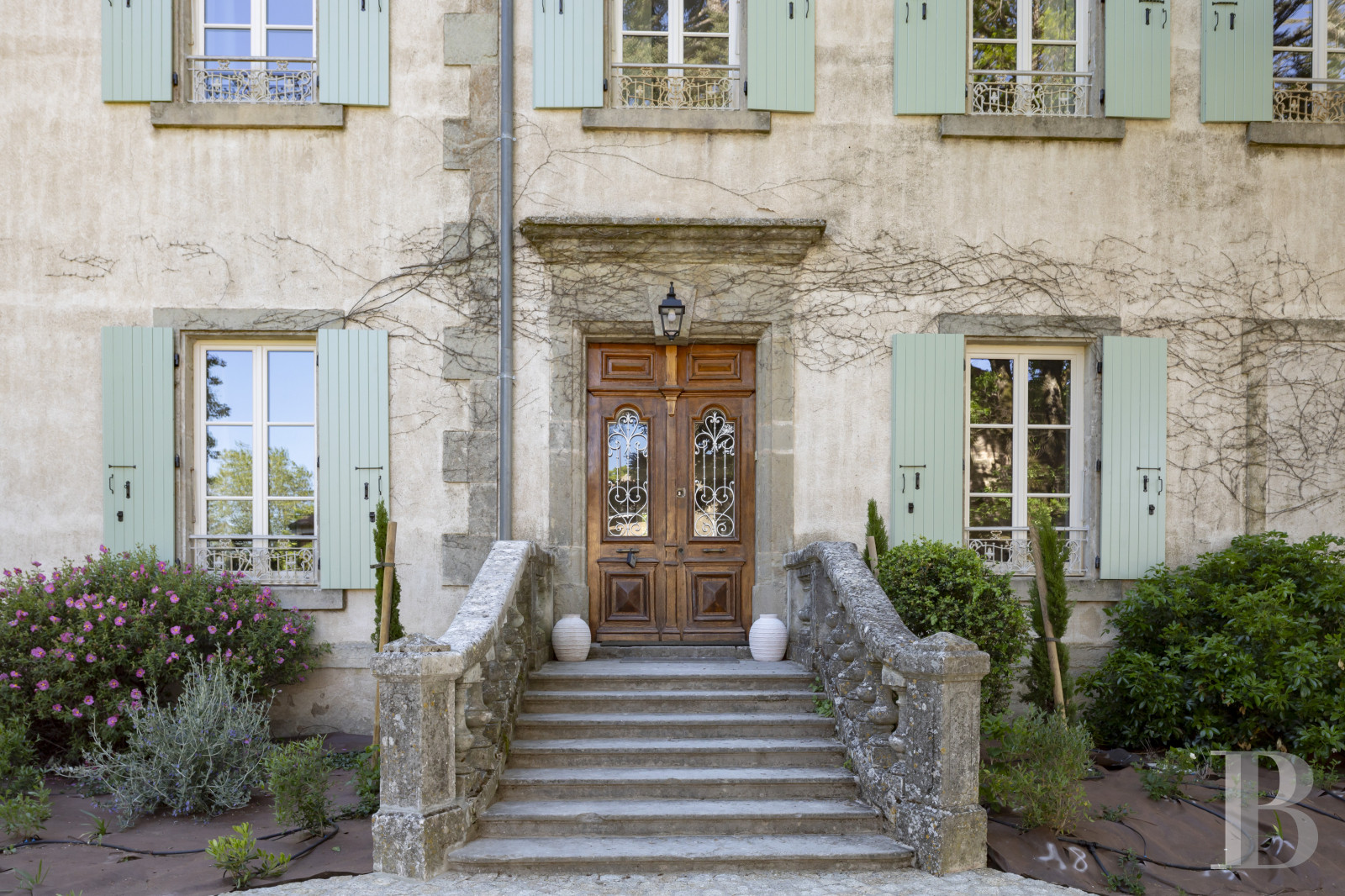 En Ardèche, à Vernoux-en-Vivarais, une maison du 19e siècle et son jardin dominant les reliefs - photo  n°4